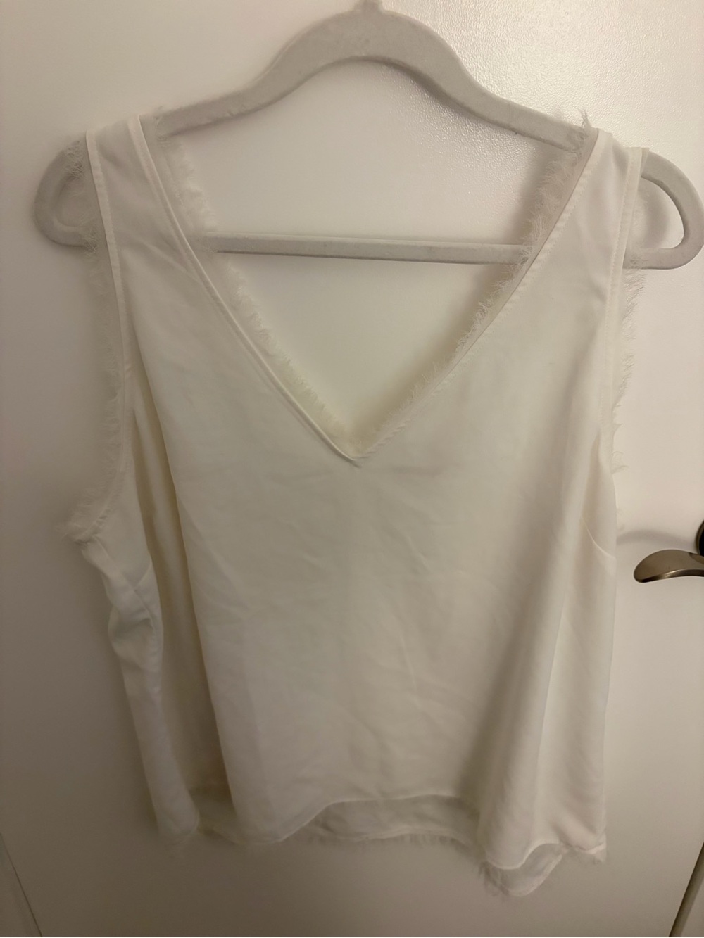 Chelsea28 Cream V-Neck Sleeveless Camisole
